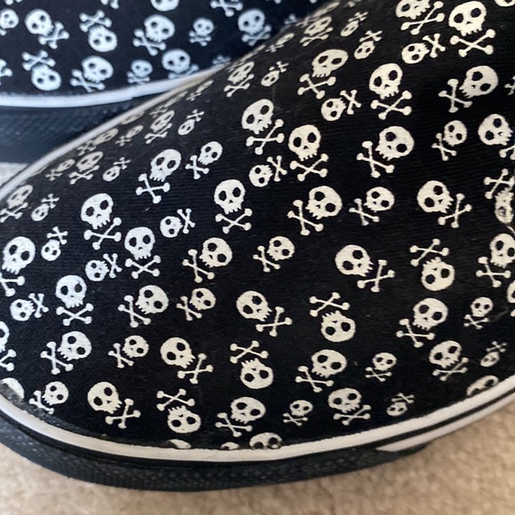 NWOT Airwalk 86 B/W Canvas Skull & Crossbones Platform Flats - Picture 3 of 5